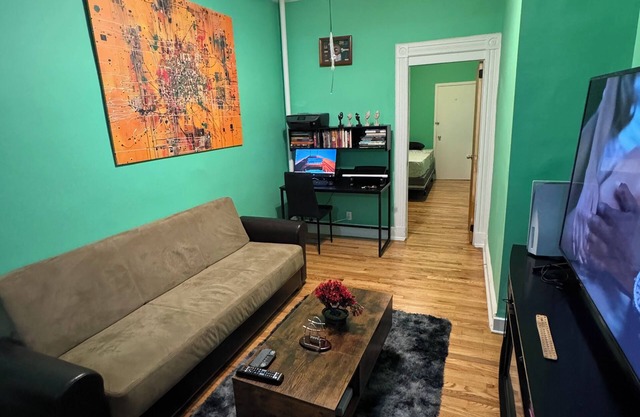 Green Walls NYC Cozy Shared Apartment in Vibrant Neighborhood!