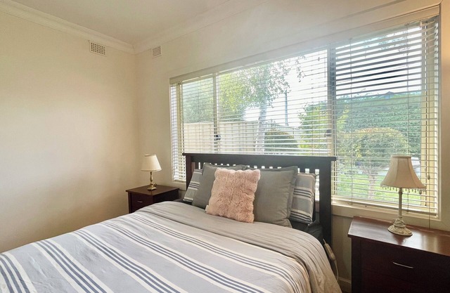 Greenacres Lodge | 2BR, WIFI, Easy CBD&shops Access,private yards and parking