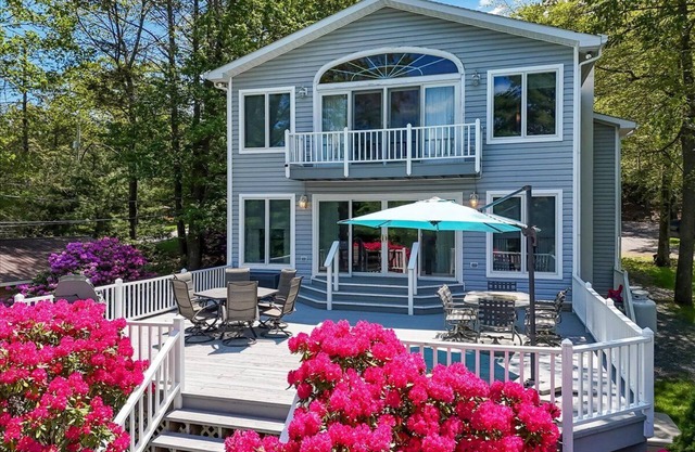 Griffin Lakefront on Lake Wallenpaupack with Private Dock, AC - sleeps 10