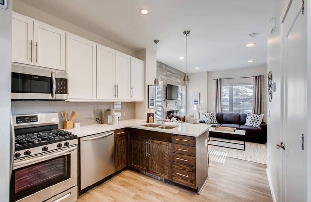 Griffith Mountain Manor /Lakefront Townhouse