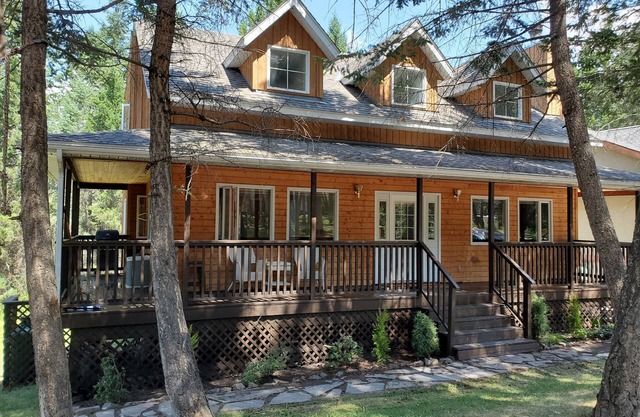 GRIZZLY HIDEAWAY - A Serene & Private Lake Community Home!