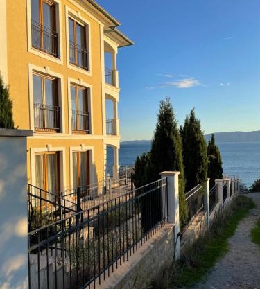 Großzügiges Appartement direkt am Meer mit eigenem Pool - Povile Suites