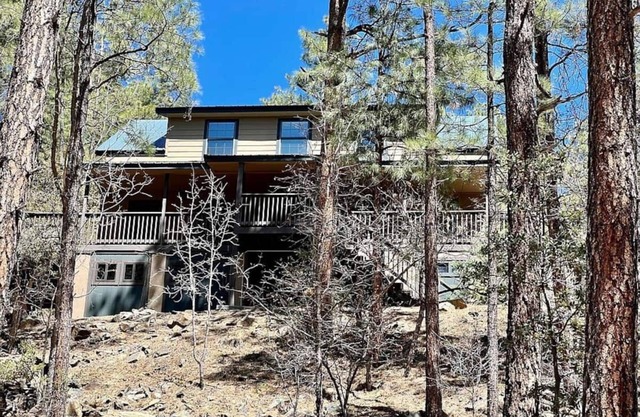 Groom Creek 3-bedroom cabin with hot tub