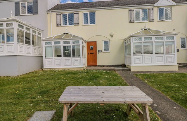 GROOMS COTTAGE, pet friendly, with pool in St Florence