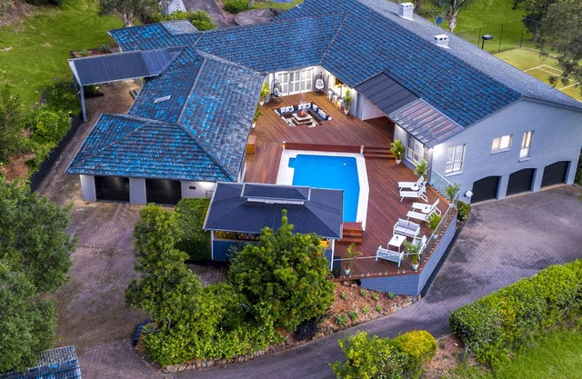 Grose Vale Retreat: Heated Pool & Tennis Court Delight