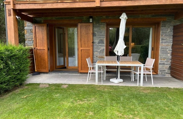 Ground Ffloor 2 rooms 5 Pax, Pool, Private Garden & Fireplace