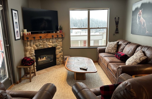 Ground Floor large Corner Condo - 2 queen beds, Ski in/out, pet-friendly