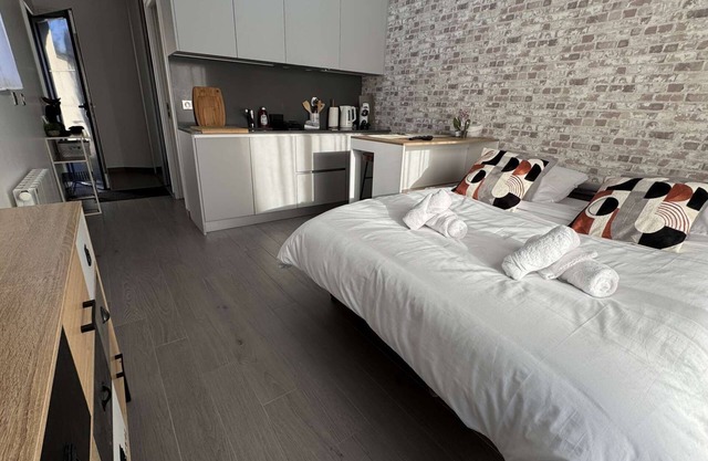 Ground floor studio, terrace, parking near Paris