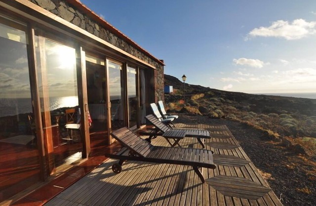 Ground house with spectacular sea views and tranquility