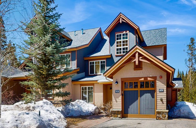Ground level condo w/shared pool table & outdoor pool/hot tub - Dogs ok