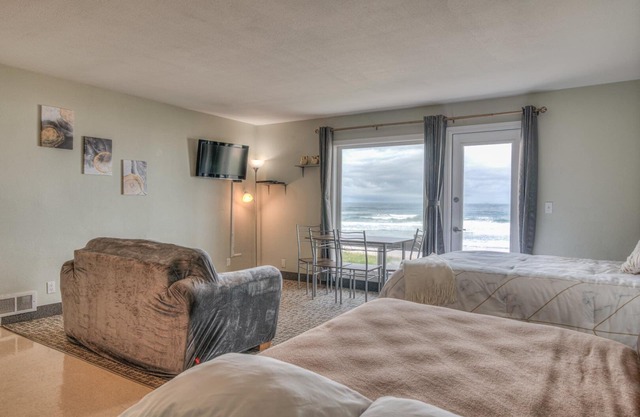 Ground Level Oceanfront Studio, Sleeps 4, Kitchen!