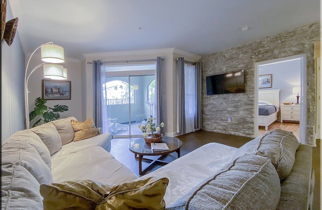 Ground Level unit, King bed, easy pool access. POOL VIEW