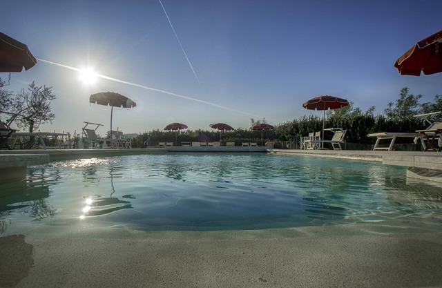 Groundfloor apartment ideal for couples and families, with a nice garden, pool