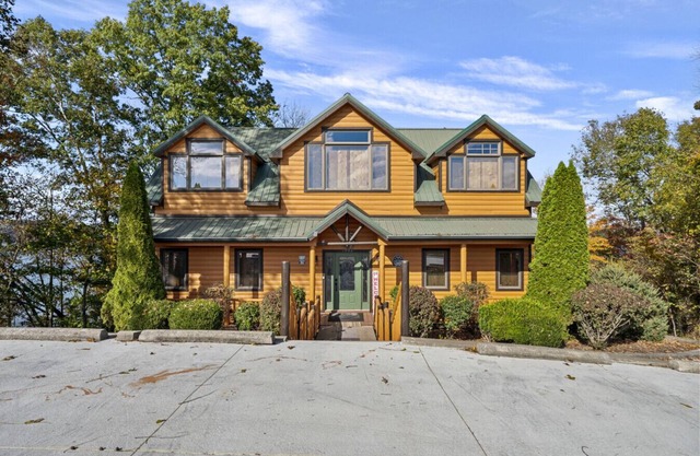 Group Gather 3 Level Cabin overlooking lake, game, private hot tub, w/d, 2 decks