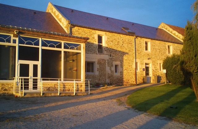 Group gîte with wellness area 25 minutes from the beaches of Normandy