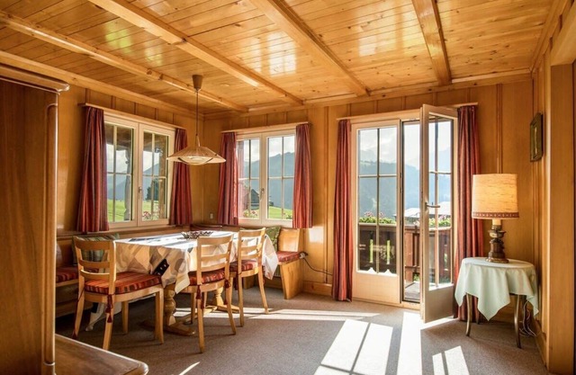 Gstaad Duplex Flat - Amazing Lake Chalet with pond