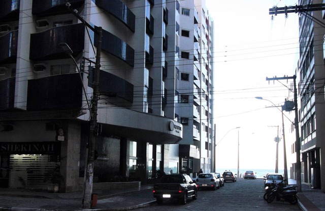 Guarapari apartment center 20m from the Black Sand Beach.