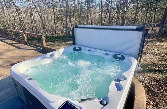 Guest House with Hot Tub, 10min from Lake Norfork!