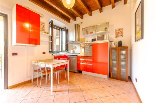 Guest Planet - Rosso Milano Apartment - Navigli Area