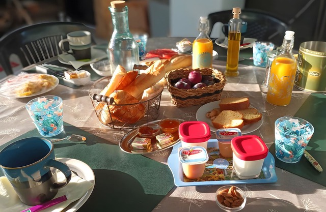 Guest Room 'A L'ombre Des Amandiers - Room 3' with Shared Pool, Communal Garden and Wi-Fi