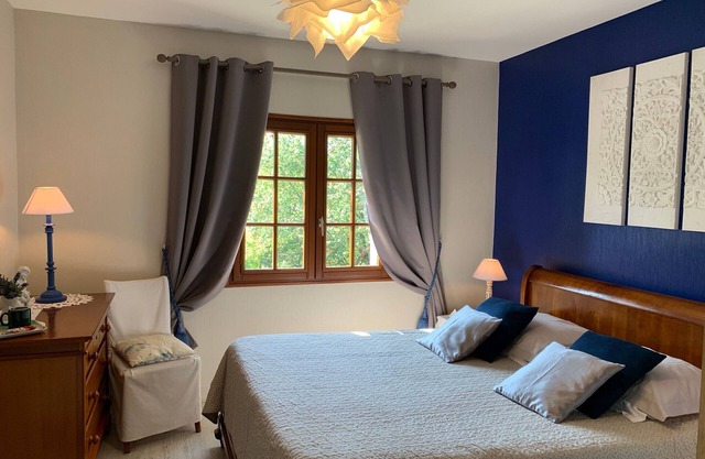 Guest rooms with pool and parking near Sologne