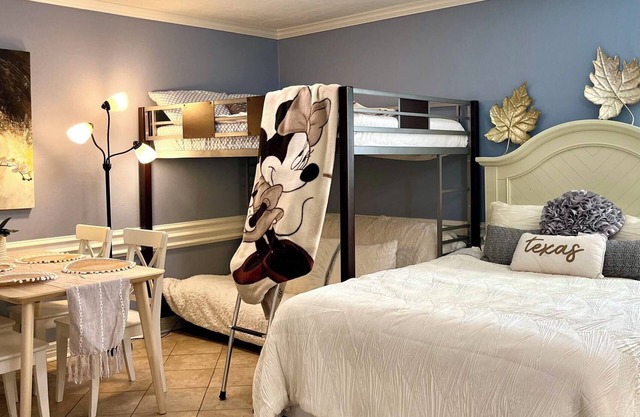 Guest suite B - 1.2 mile to Katy Mills!