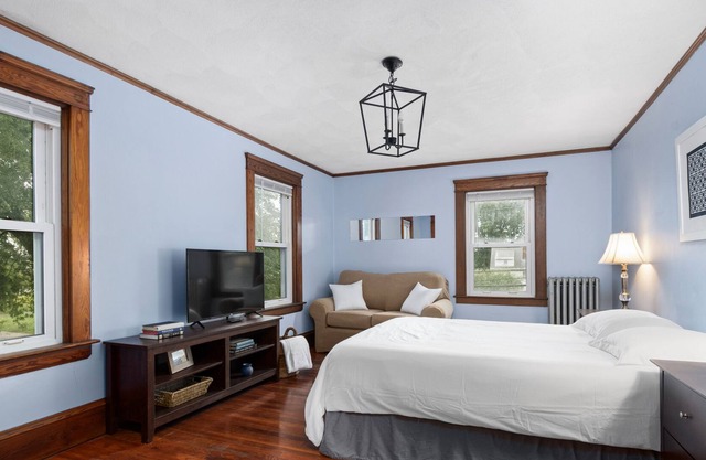 Guest Suite in Family Neighborhood - 10 min to Providence