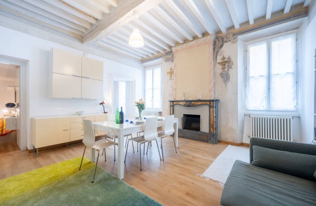 GuestHost- Elegant & Bright Flat in Parma Center