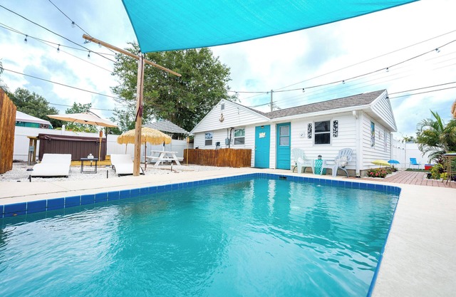 Guesthouse with jacuzzi & pool access in St. Petersburg, Near Downtown & Beaches