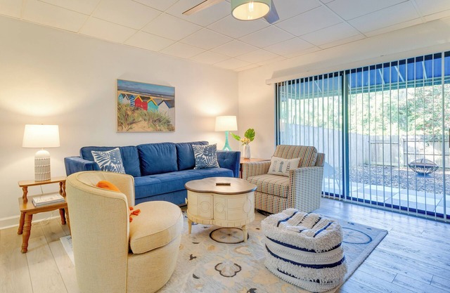 Gulf Breeze Escape w/Patio + Community Pool!