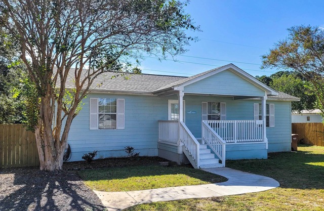 Gulf Breeze Home: 12 Mi to Pensacola Beach!