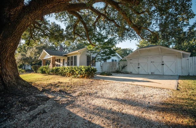 Gulf Coast Craftsman - Cozy, Charming & Central!