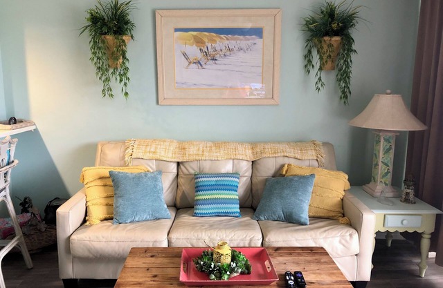 GULF SIDE UNIT! FREE BEACH SERVICE!