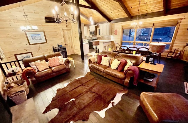 *GUT RENO 4 Season Nirvana*Hot Tub*WiFi*Fire Pit*Fireplace*Windhm Mtn View*2BBQs