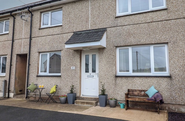 GWYNFA, pet friendly, with open fire in Bala