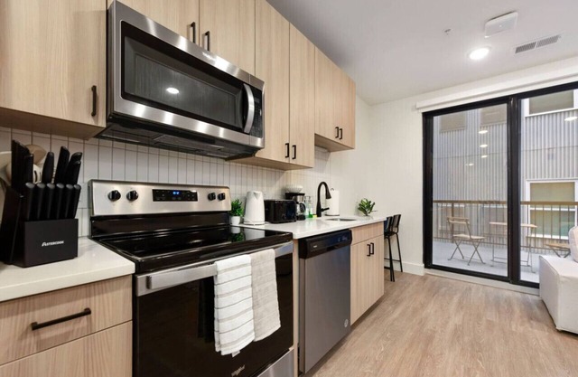 GYM+PARKING+HULU Near UPMC|Shopping|Universities