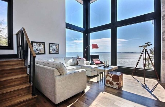 Hôtel à la maison - Villa St-Laurent, spa, billard et foyer