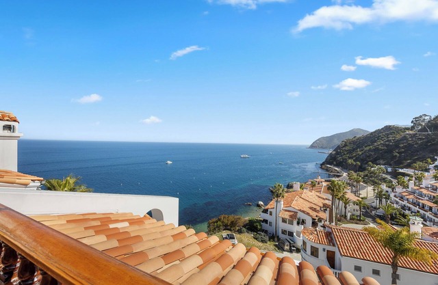 H1864: Remodeled 2Br villa, AC, 4-seat cart, OCEAN VIEWS, BBQ