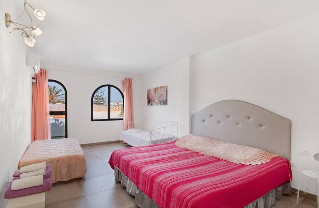 'Habitación Rosa' with Mountain View, Wi-Fi and Air Conditioning