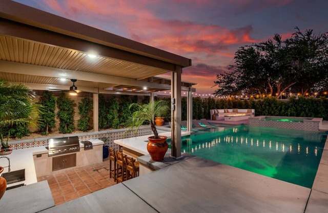 Hacienda San Miguel | Resort Style Pool W/Sunken Outdoor Kitchen