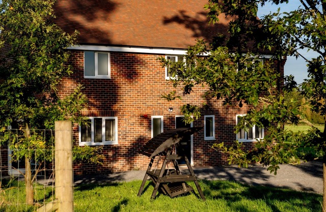 HAMBLEDON HILL COTTAGE - UNIQUE STAY | SLEEPS 6 | PETS ALLOWED | HOT TUB | BBQ | PATIO | WI-FI