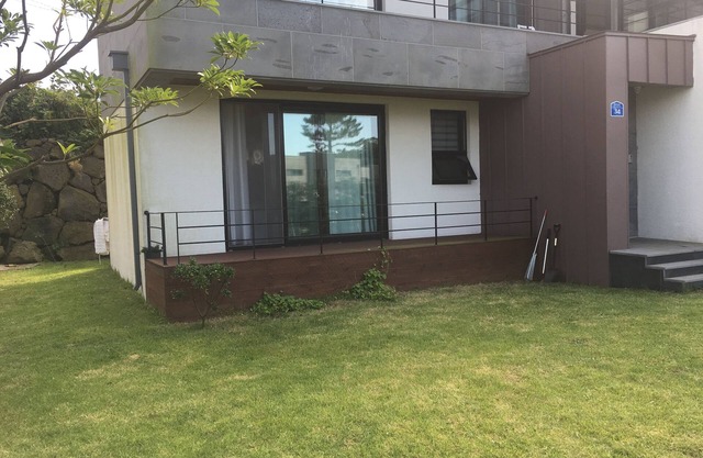 Hamdeok Beach View Townhouse villa, Private, Spacious Yard, Spacious,Dogs available, Family friendly