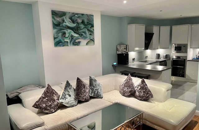 Hampstead Luxury Apartment- Opulent Split Level Property