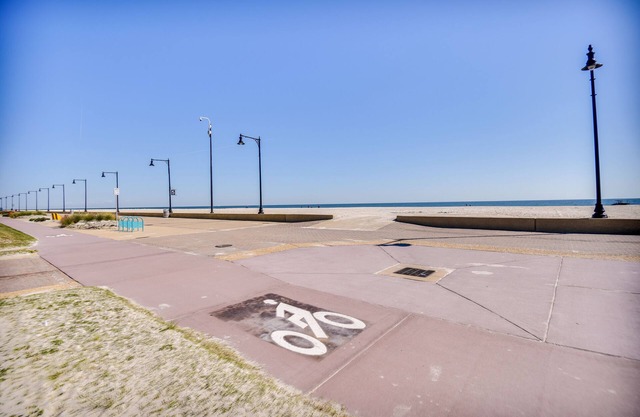 Hampton Home w/Grill < 1 Mi to Beach!