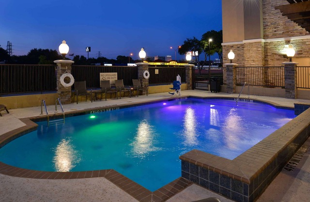 Hampton Inn & Suites Dallas Market Center