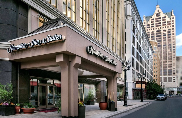 Hampton Inn & Suites Milwaukee Downtown