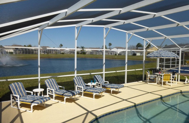 Hampton Lakes Luxury 4 Bed Villa, Games room, FREE Internet access, Lake View