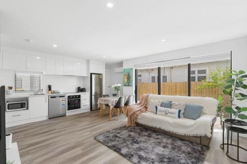 Handy Riccarton New Home Walk to Westfield, Tower Junction & Close to Hagley Park
