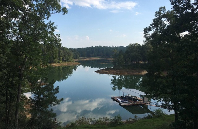 Hannah's Hideaway-3 Miles To Stores, Restaurants, Sleeps 16, No Steps To water!