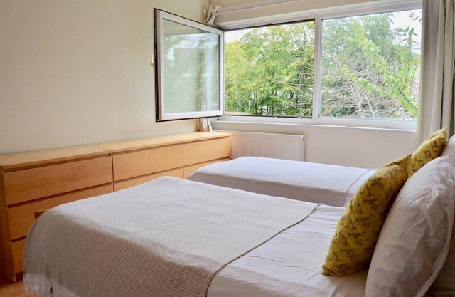 Happy Hampstead Home (sleeps 6)